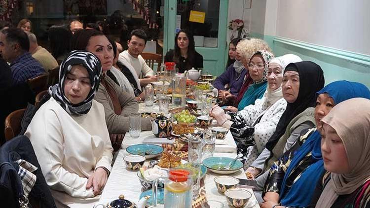 İngiltere’deki Uygur Türklerinden iftar programı
