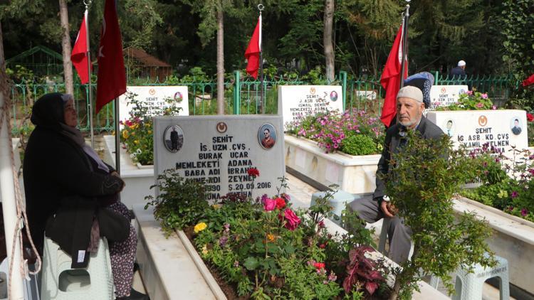 Adanada şehitlikte hüzünlü bayram ziyareti
