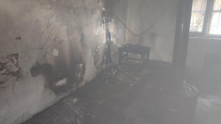 Mardinde yıldırım düşen ev, çıkan yangında zarar gördü