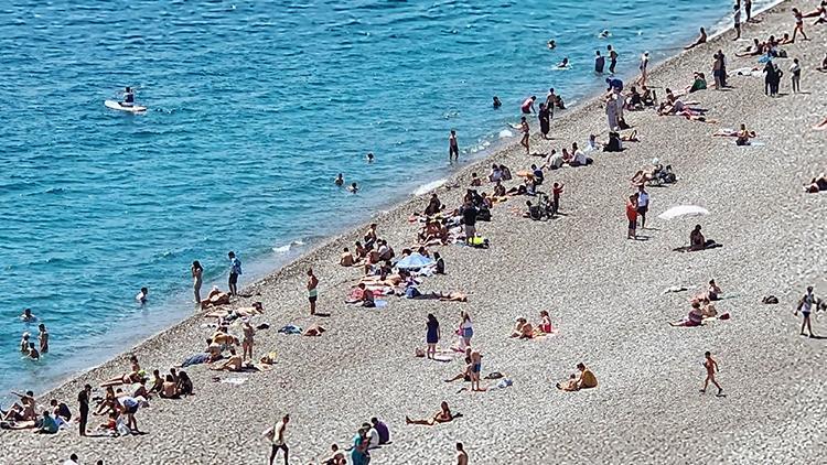Antalyada sahillerde bayram yoğunluğu