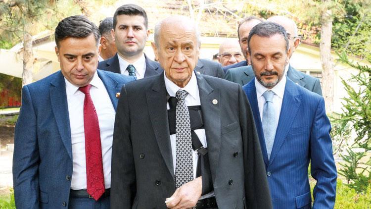 Bahçeli’den Akşener’e çağrı: Partinin başında kal