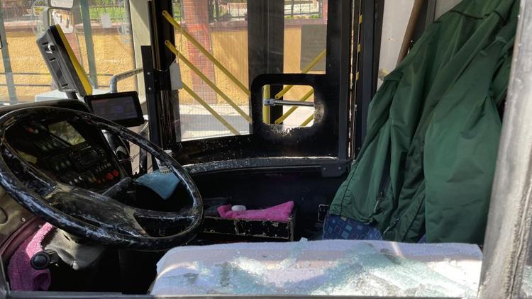 İETT otobüsünün sileceğini ve camını kırdı: Şoför yaralandı