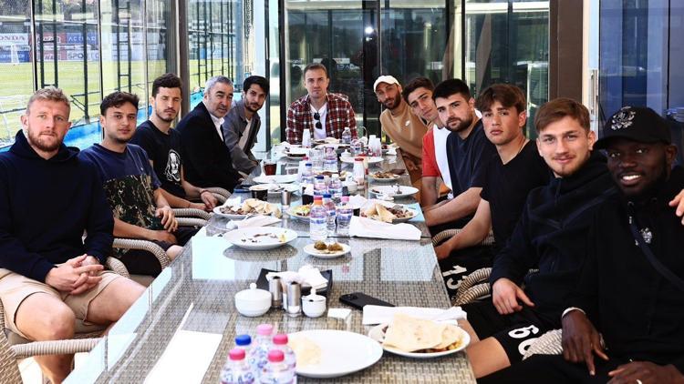 Beşiktaşta Samet Aybaba, futbolcularla bir araya geldi