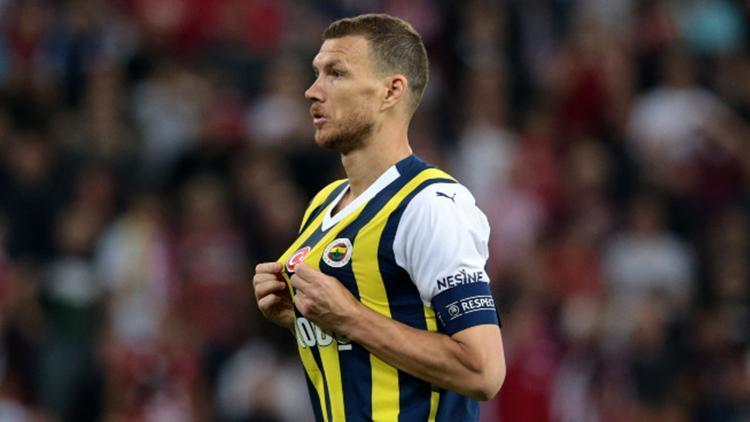 Fenerbahçede Edin Dzeko ile Olympiakos taraftarları arasında gerginlik Bosnalı yıldızdan Türk bayraklı yanıt