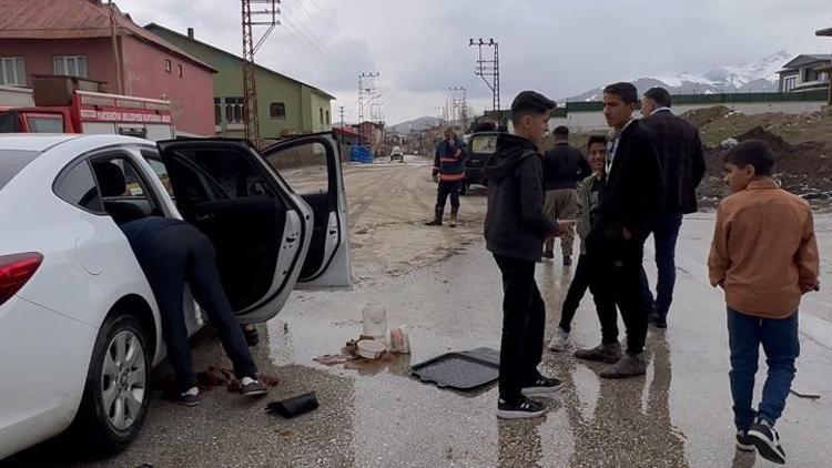 Hakkaride su baskını: Mahsur kalan araç vatandaşlar tarafından kurtarıldı