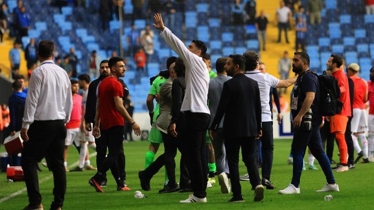 Adanada maç sonu saha karıştı Burak Yılmaz sakinleştirmeye çalıştı