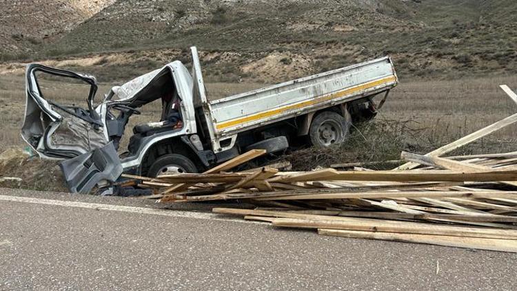 Sivasta feci kaza Kamyonet devrildi: 1 ölü, 2 yaralı