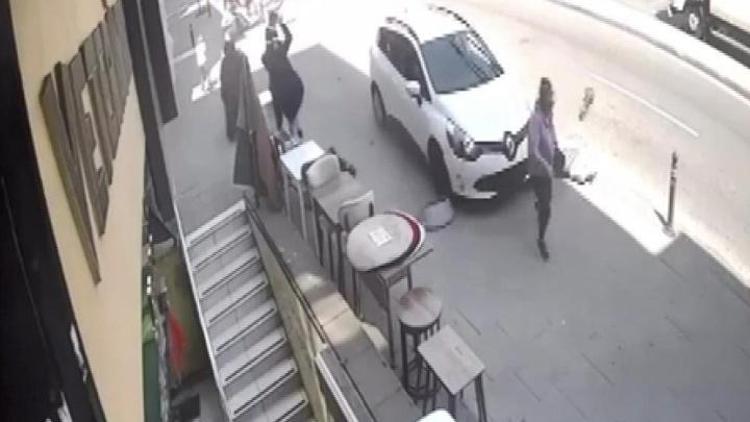 Kaldırımda yürüyen kadına otomobil çarptı Maltepedeki kaza kamerada... Çocuklar vardı, facia olabilirdi