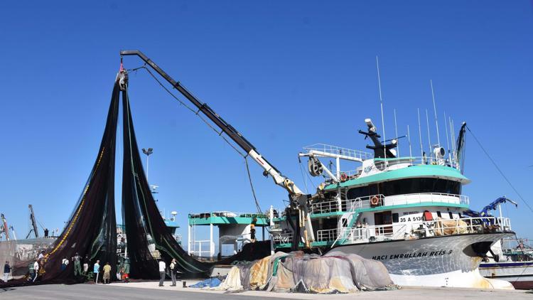 Egeli balıkçıların av sezonu bitimiyle bakım, onarım mesaisi başladı
