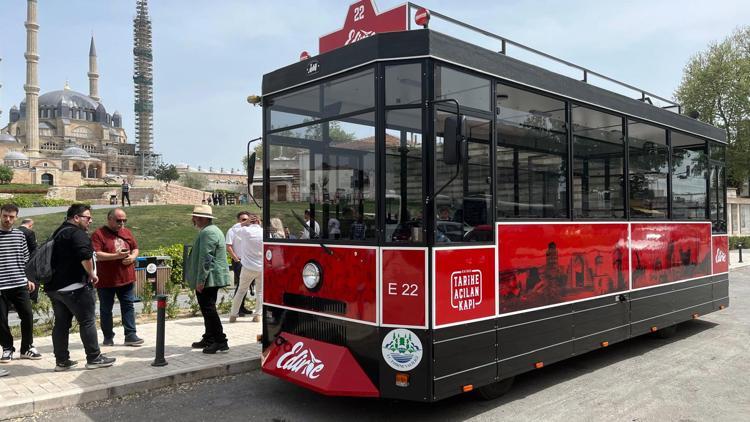 Edirnede nostaljik tramvay görünümlü Turistik Gezi Treni ilk seferini yaptı