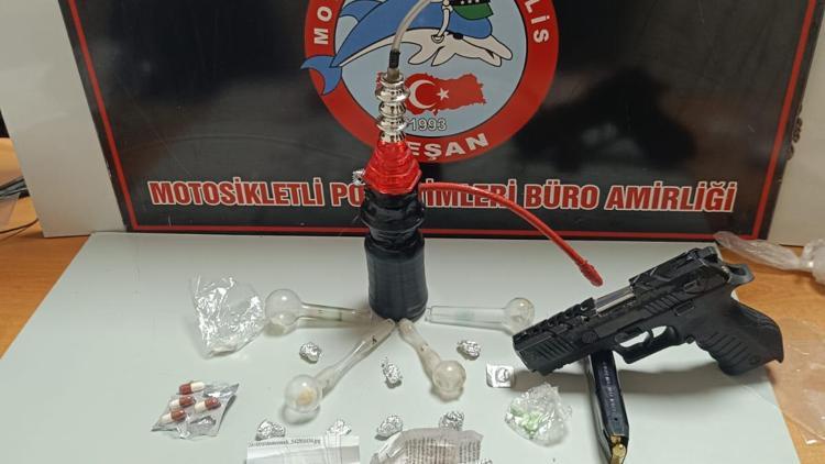 Edirne’de uyuşturucu ve silahla yakalanan 2 şüpheliye gözaltı