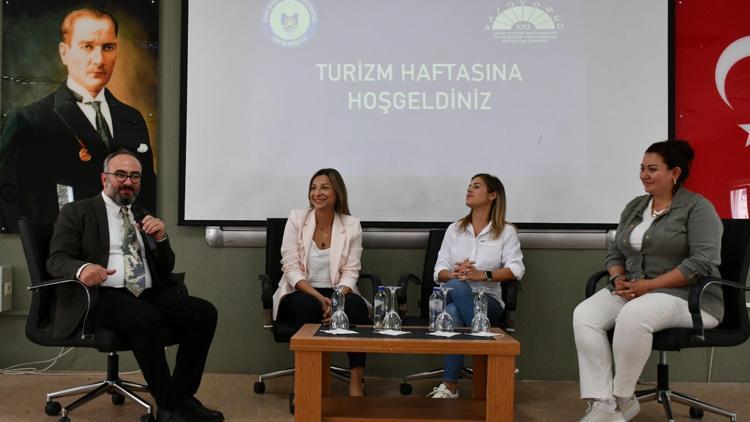 Kuşadasında Turizm Haftası Kadın istihdamı konulu panel ile başladı