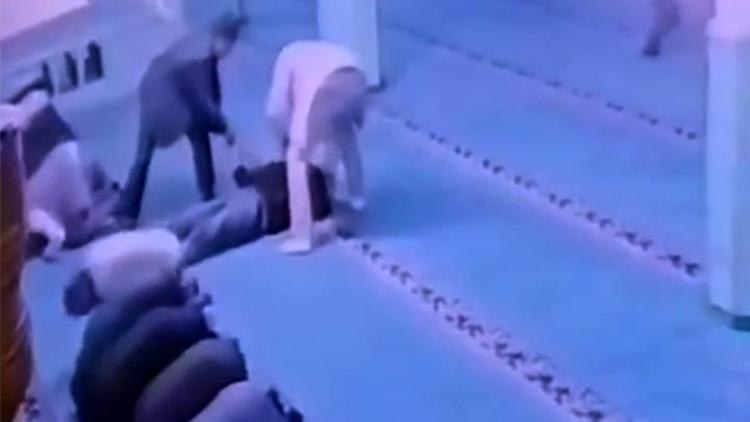 Camide namaz kılarken kalp krizi geçirerek hayatını kaybetti