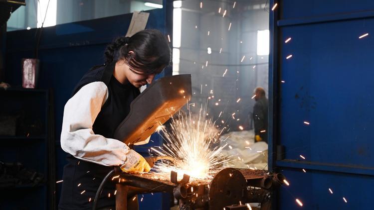 Kadınlara çelik kaynakçılığı kursu