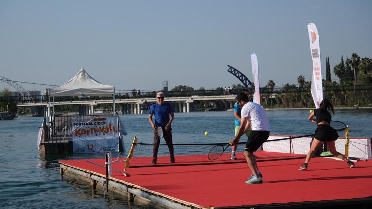 Adanada nehir üzerinde voleybol, tenis ve konser