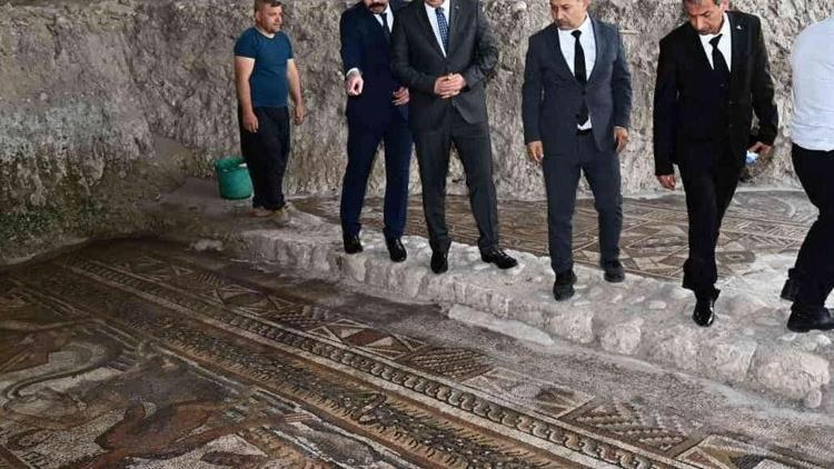 Osmaniye Valisi Dr. Erdinç Yılmaz, Kadirlide taban mozaiklerini inceledi
