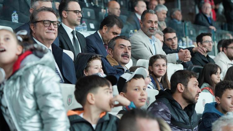Milli Eğitim Bakanı Tekin, çocuklarla Beşiktaş tribününde maç izledi