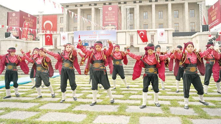 Meclis bahçesinde çocuk cıvıltıları... Siyasete oyun arası