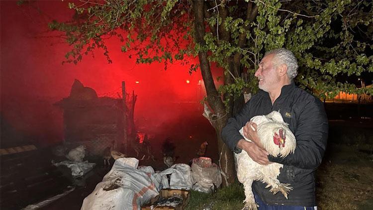 Tekstil atıkların toplandığı depo alev alev yandı: Yangından kurtardığı tavuğuna böyle sarıldı