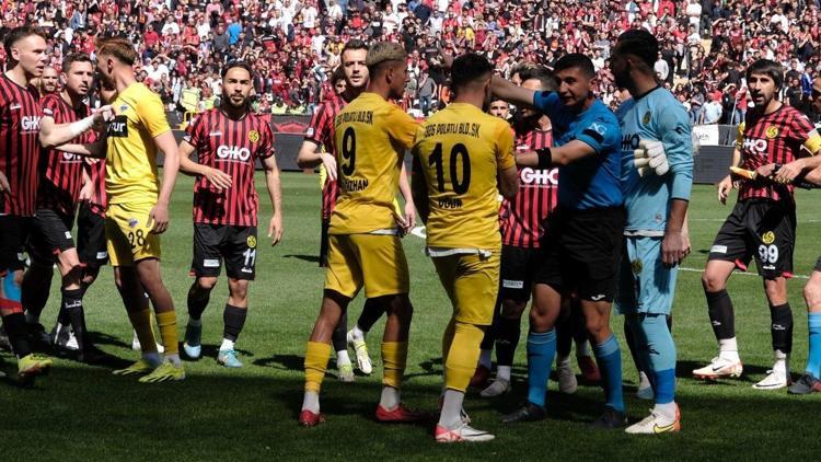 Bölgesel Amatör Ligde ilk düdük çalmadan kavga çıktı Eskişehirspor...