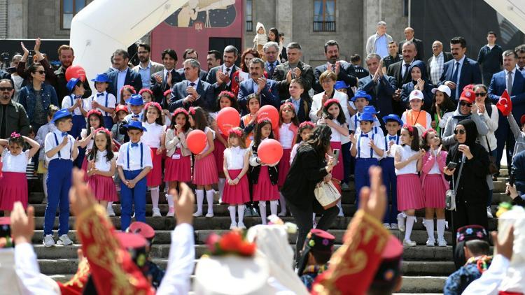 Bakan Tekin 23 Nisan’ı çocuklarla kutladı