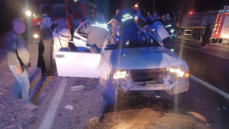 Gaziantep’te, otomobil traktöre çarptı: 3 yaralı