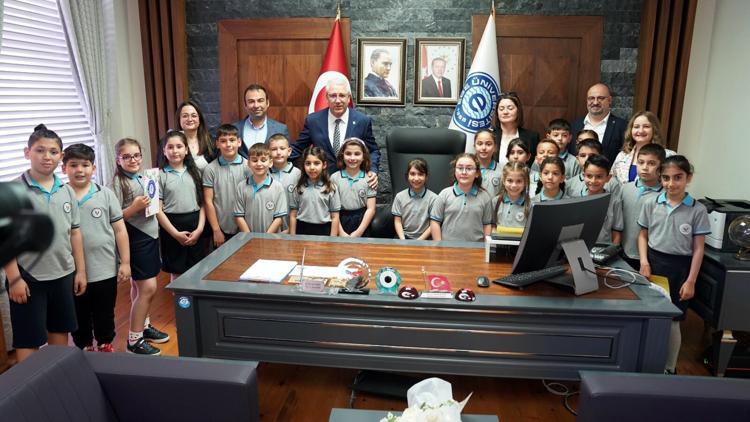 Rektör Prof. Dr. Budak, 23 Nisanda koltuğunu çocuklara devretti