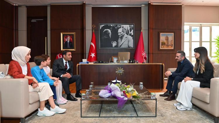 Beyoğlu Belediyesi başkanlık koltuğuna 10 yaşındaki Elif oturdu