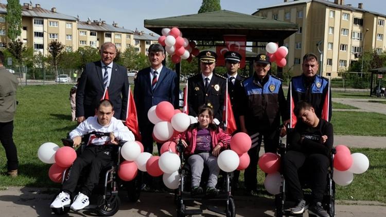 Bingöl polisinden engelli çocuklara akülü sandalye hediyesi