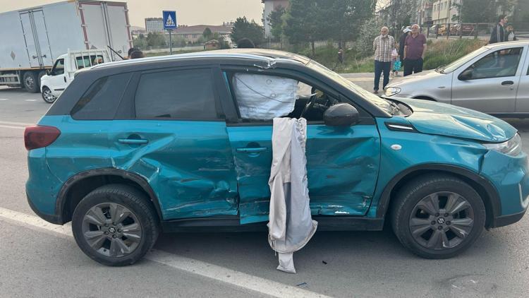 Sivas’ta cip ile hafif ticari araç çarpıştı: 2 yaralı