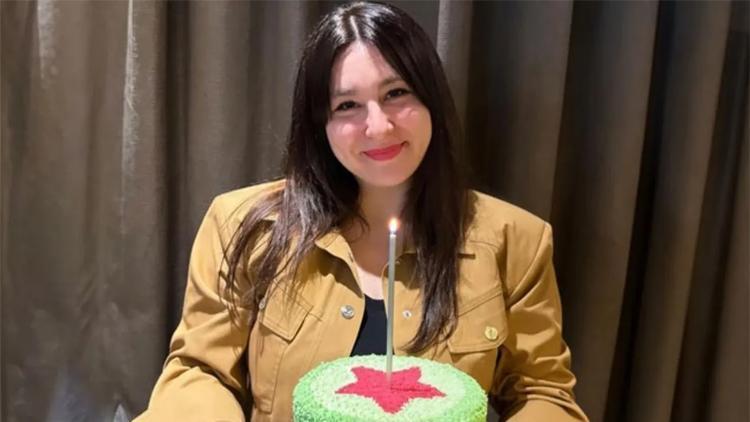 Yasemin Sakallıoğlunun yaş günü pastası olay yarattı Açıklama geldi...