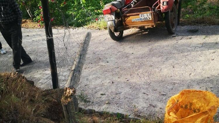 Salihlide sepetli motosiklet ağaca çarptı: 1 ölü