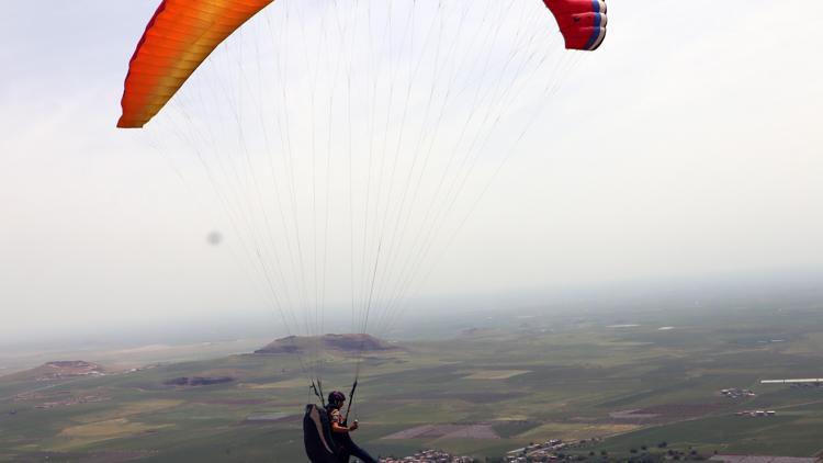 Derikte Şehit Kaymakam Safitürk anısına yamaç paraşütü mesafe yarışması düzenlendi