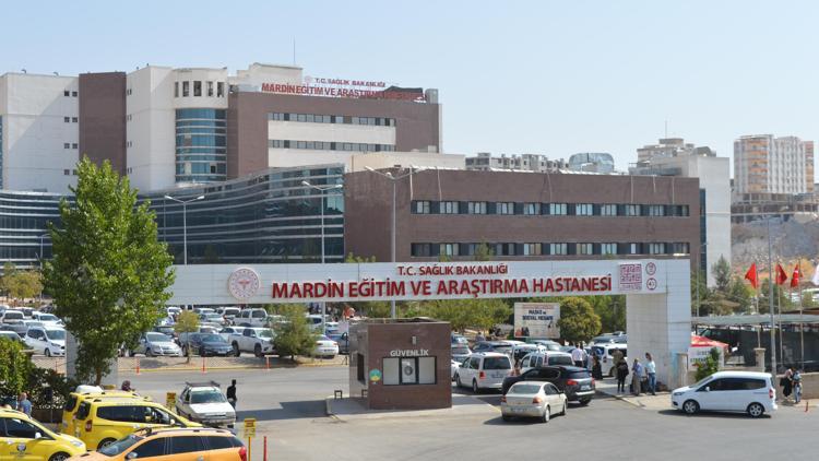Mardin’de kontrolden çıkan otomobil yol kenarına devrildi: 4 yaralı
