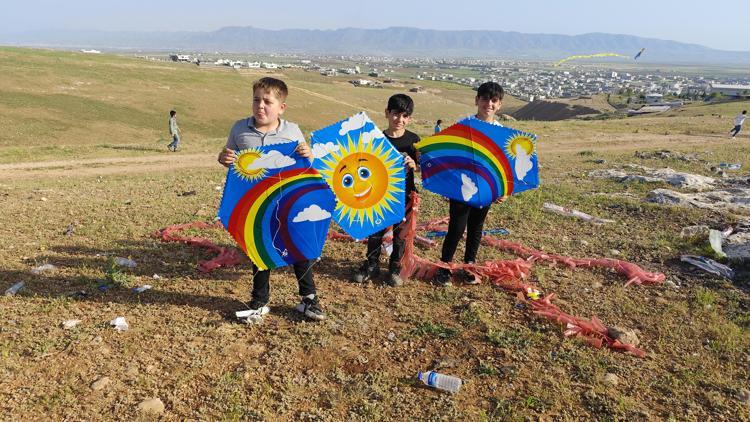 Silopi’de çocuklar, gökyüzünü uçurtmalarla süsledi