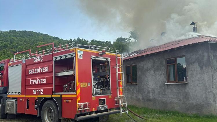 Bingöl’de müstakil evde çatı yangını