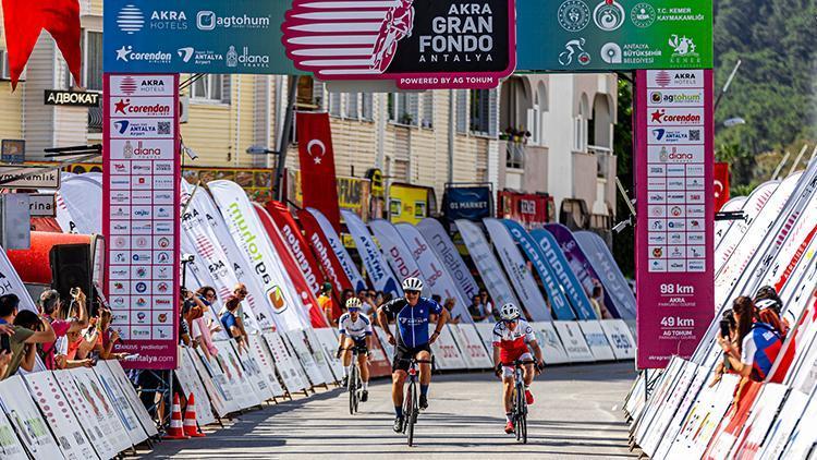Bisiklet tutkunları AKRA Gran Fondo Antalyada bir araya geldi