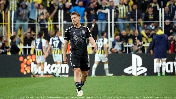 Fenerbahçe taraftarlarından Beşiktaşlı Semih’e: Aferin çocuk hep böyle ayakta kal