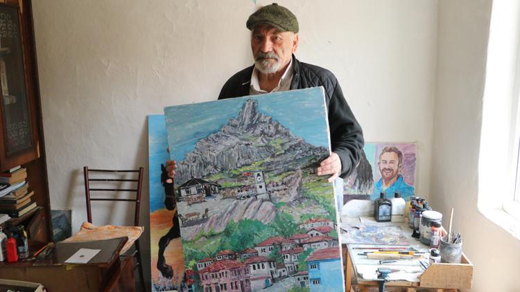 73 yaşındaki emekli tarih öğretmeni, evini yaptığı resimlerle sanat atölyesine çevirdi