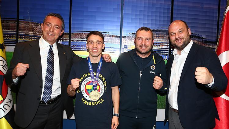 Fenerbahçe Başkanı Ali Koç, Avrupa şampiyonu boksörlerle bir araya geldi