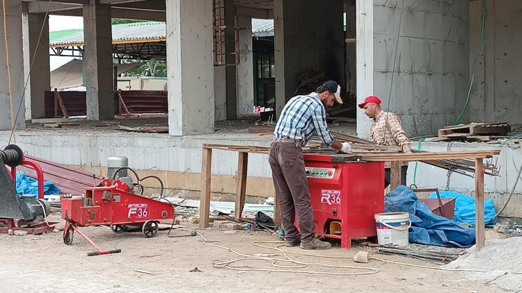 İşçiler, 1 Mayısta da deprem konutlarında çalışmalarını sürdürdü