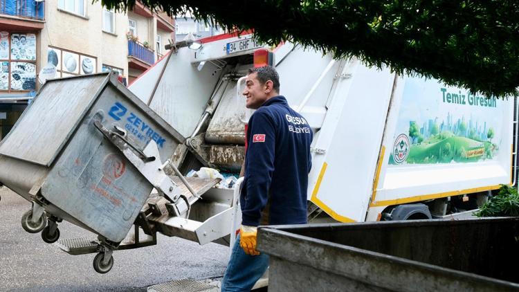 Belediye başkanı ekiplerle çöp topladı