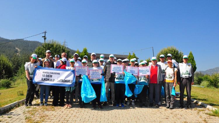 Manisa protokolü ve öğrenciler ormanlık alandaki çöpleri topladı