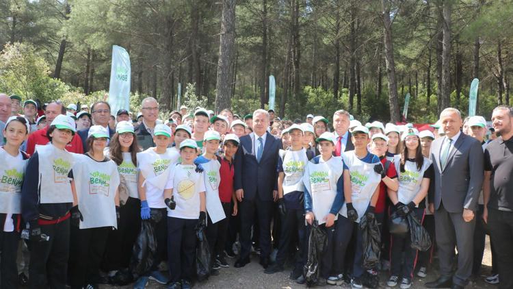 İzmirde öğrenciler yangınların önüne geçmek için ormanı pırıl pırıl yaptı