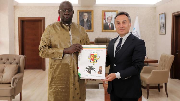 Senegal Cumhuriyeti Büyükelçisi Rektör Yılmazı  ziyaret etti