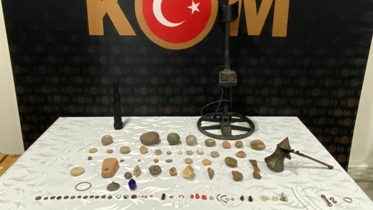 Amasya’da tarihi eser bulunduran ve satmaya çalışan 2 kişi, yakalandı