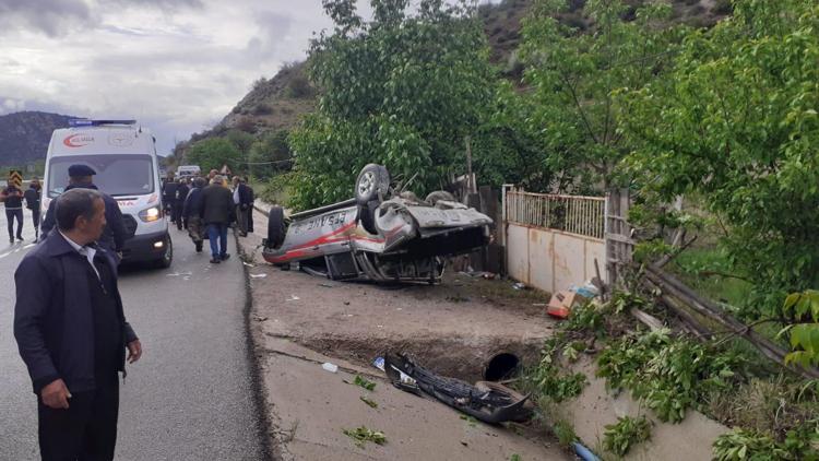 Sivas’ta kamyonet yol kenarına devrildi: 5 yaralı