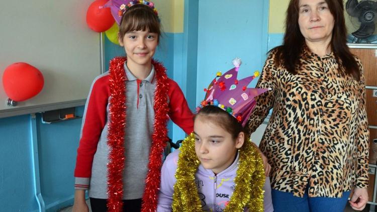 Evde eğitim gören Serebral Palsi hastası Merve’ye, ikizi Meryem’in okulunda sürpriz doğum günü