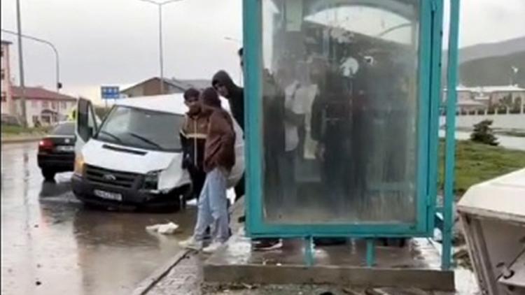 Minibüs kaldırımdaki yayalara çarptı: 1 ölü, 2 yaralı