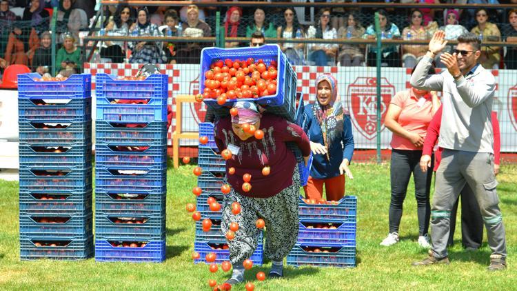 Kadınlar kasa taşıyıp, domates yiyerek yarıştı